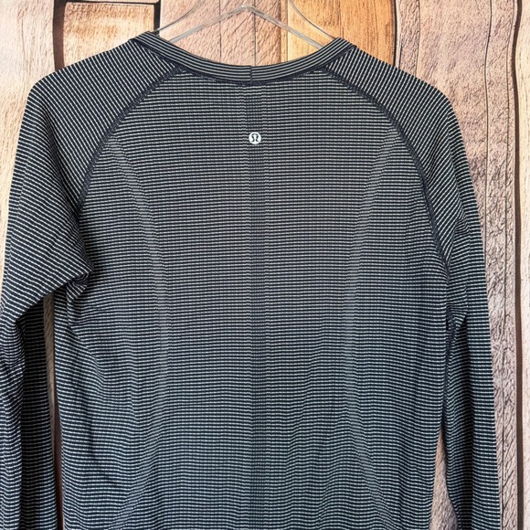 Lululemon Run Stripe Long Sleeve Performance Athletic Top Performance Size 10 - Picture 5 of 7